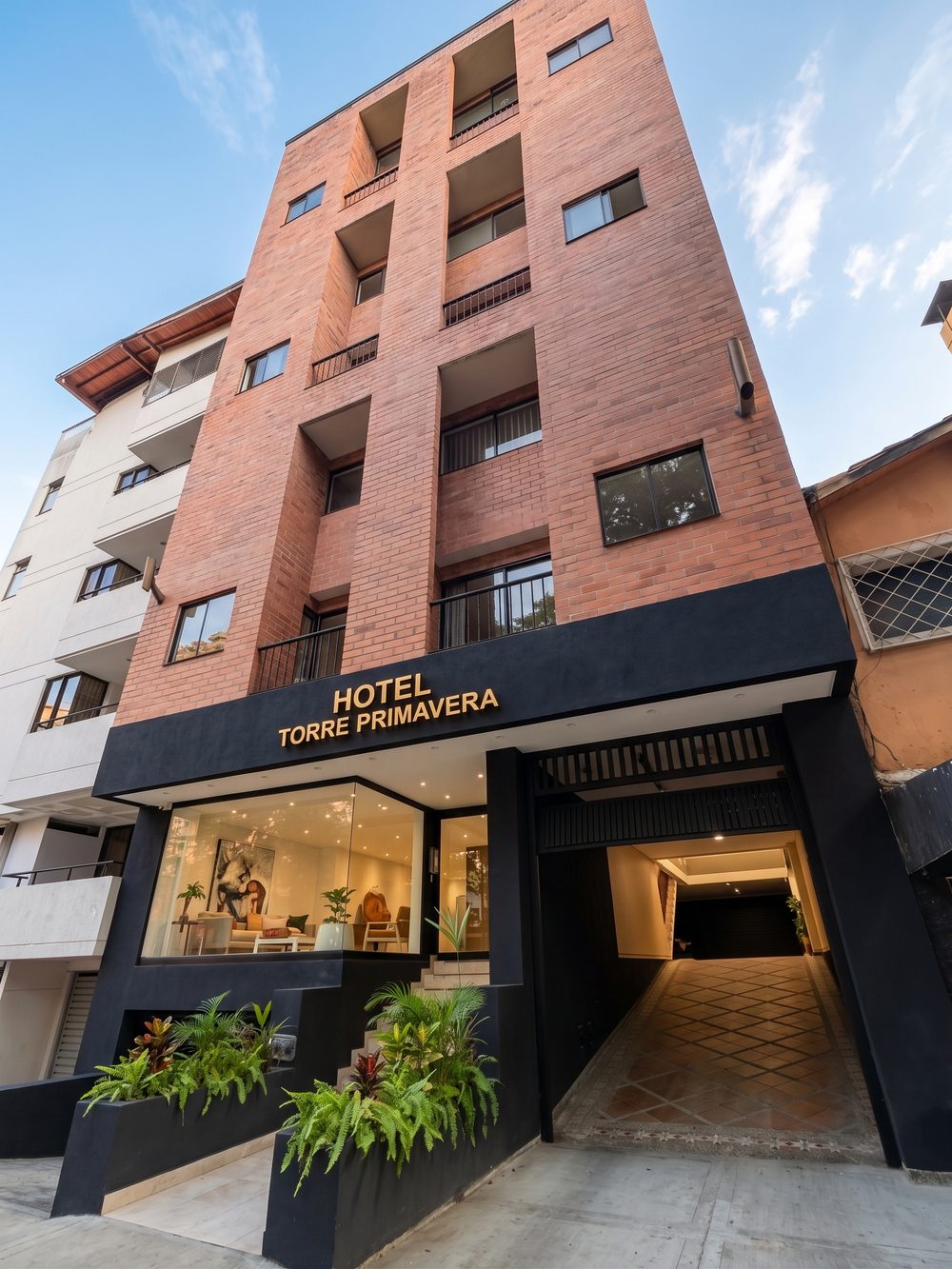 Fachada del Hotel Torre Primavera en Laureles, Medellín